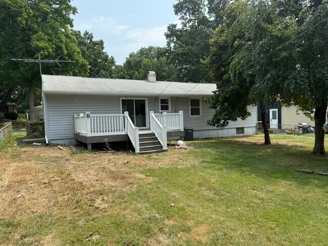 Building Photo - 5546 N Woodland Ave