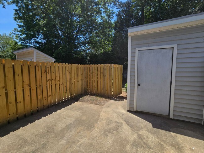 Building Photo - Stylishly Renovated End-Unit Townhome with Easy Raleigh Access