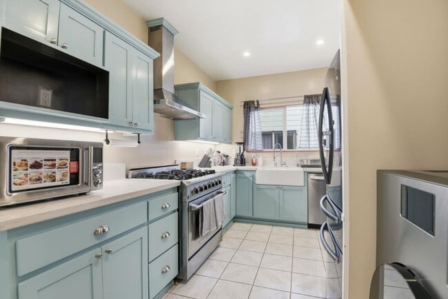 Building Photo - 1610 W 36th Pl