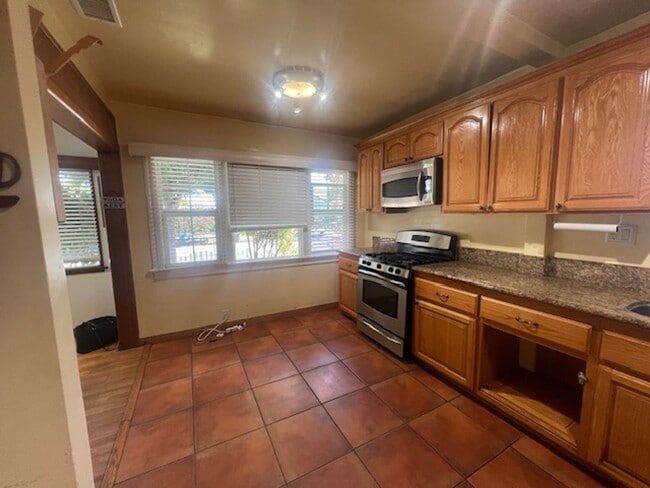 Building Photo - Charming 3 Bedroom 2 Bathroom, Long Beach Home for Lease!
