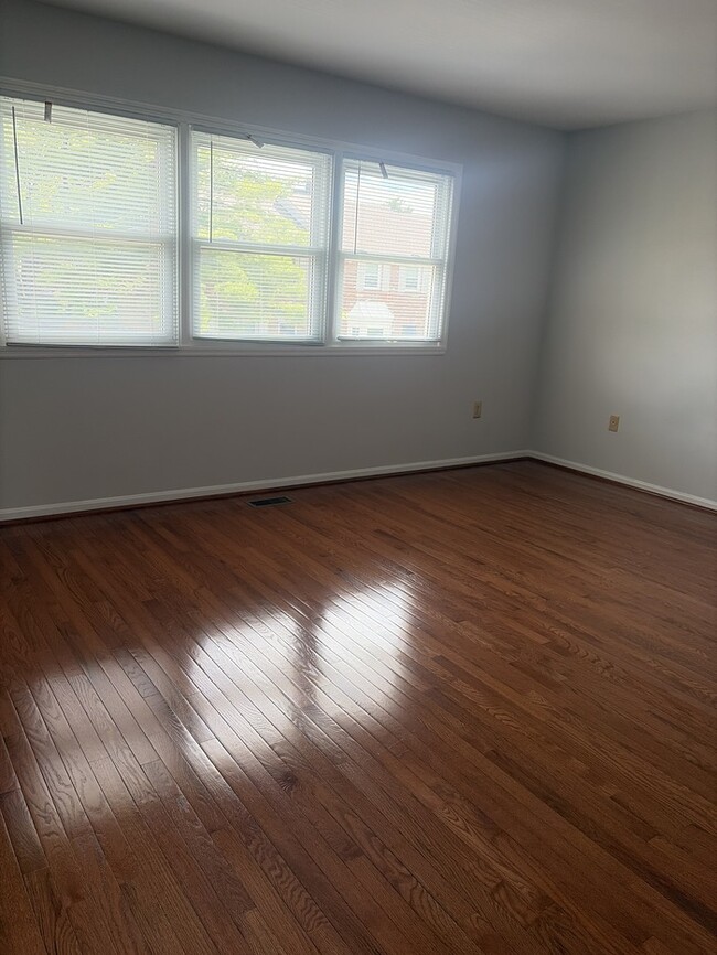 Building Photo - 2 bed 2.5 bath walk out finished basement