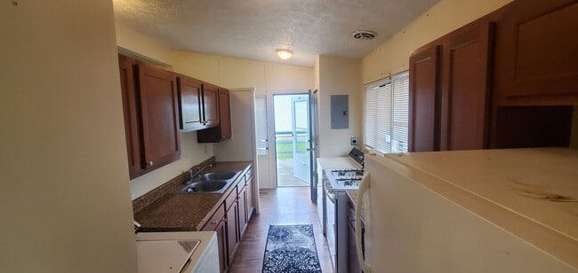 Building Photo - Finleyville 3 Bedroom 1.5 Bath Ranch $1,50...