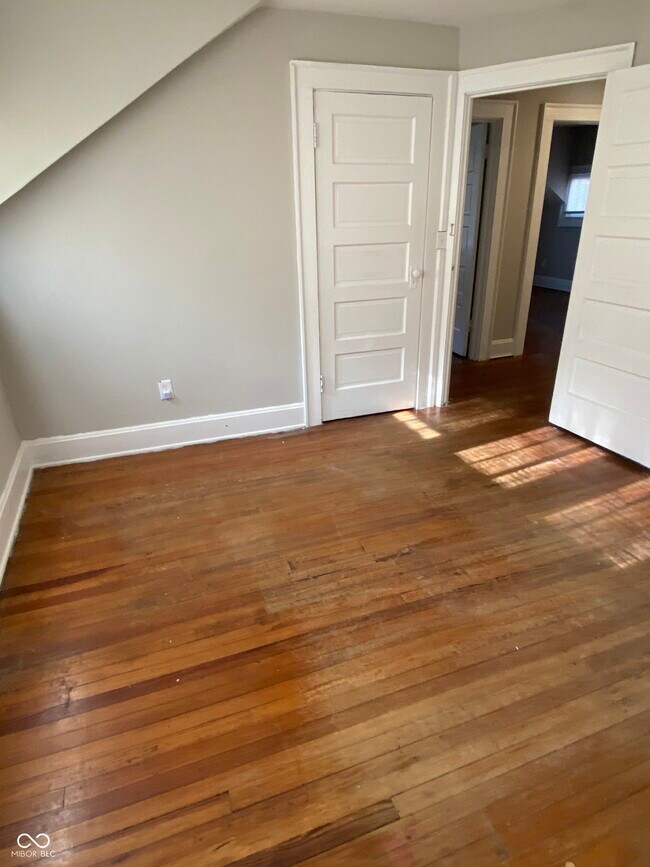 Building Photo - 4025 N Kenwood Ave