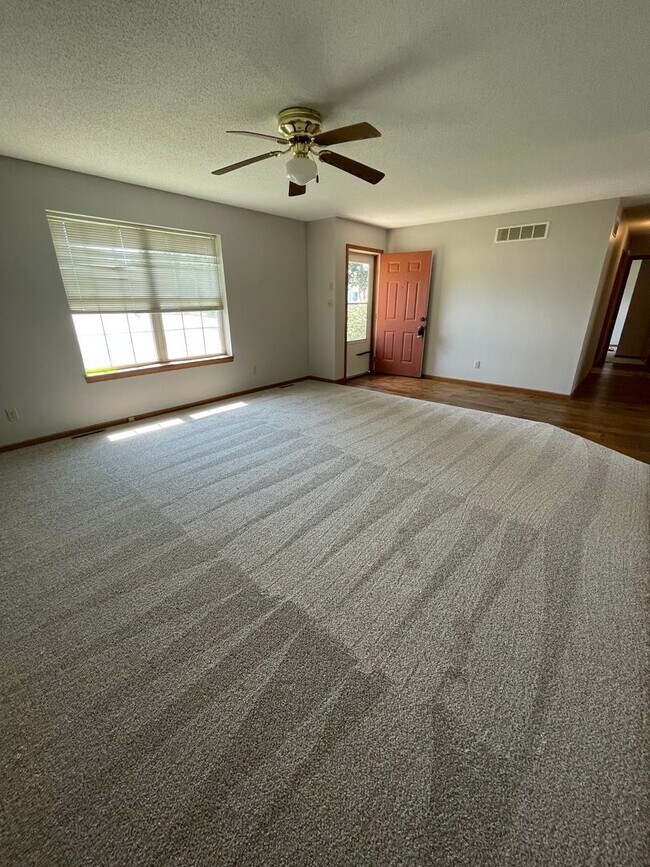 Building Photo - 3 bed/2 bath single- family home