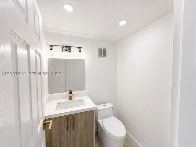 Building Photo - 5601 Collins Ave