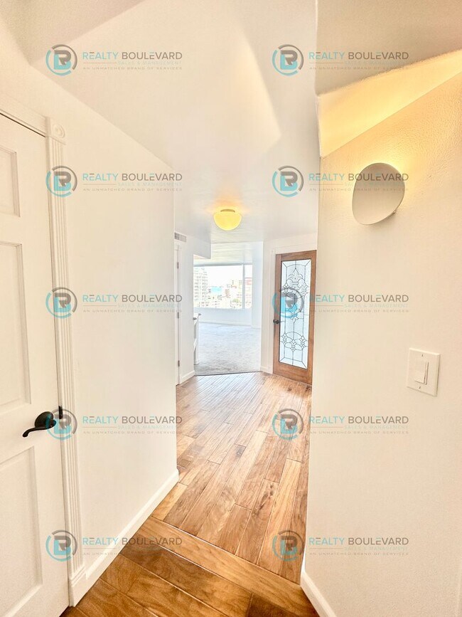 Building Photo - Exquisite 1-bedroom, 2-bathroom condo Overlooking the beautiful Truckee River with covered parking!