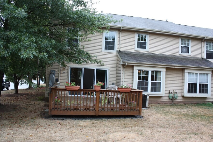 Large deck for backyard activities - 44 Whitby Cir