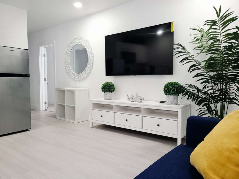 Furnished $2,200 - 2519 W Walnut St