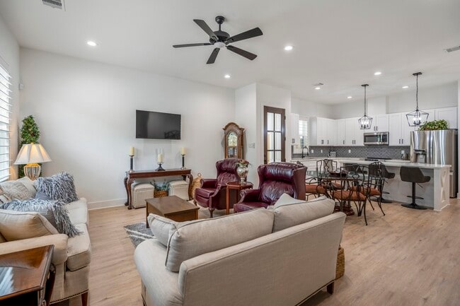 Building Photo - 6405 Highland Pine Ln