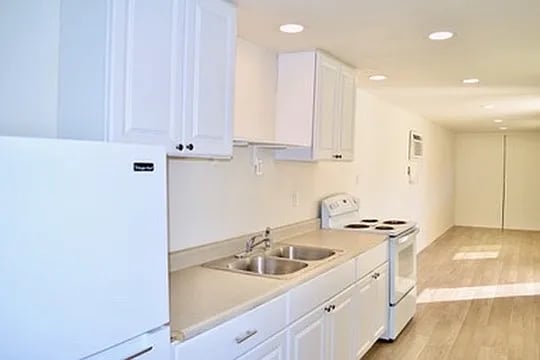 Building Photo - 976 Deer Springs Rd