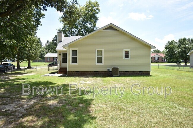Building Photo - 121 Sprucepine Dr