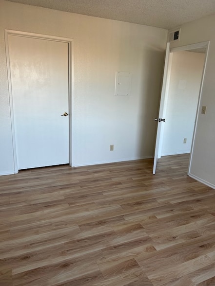 Building Photo - 1018 W 83rd St