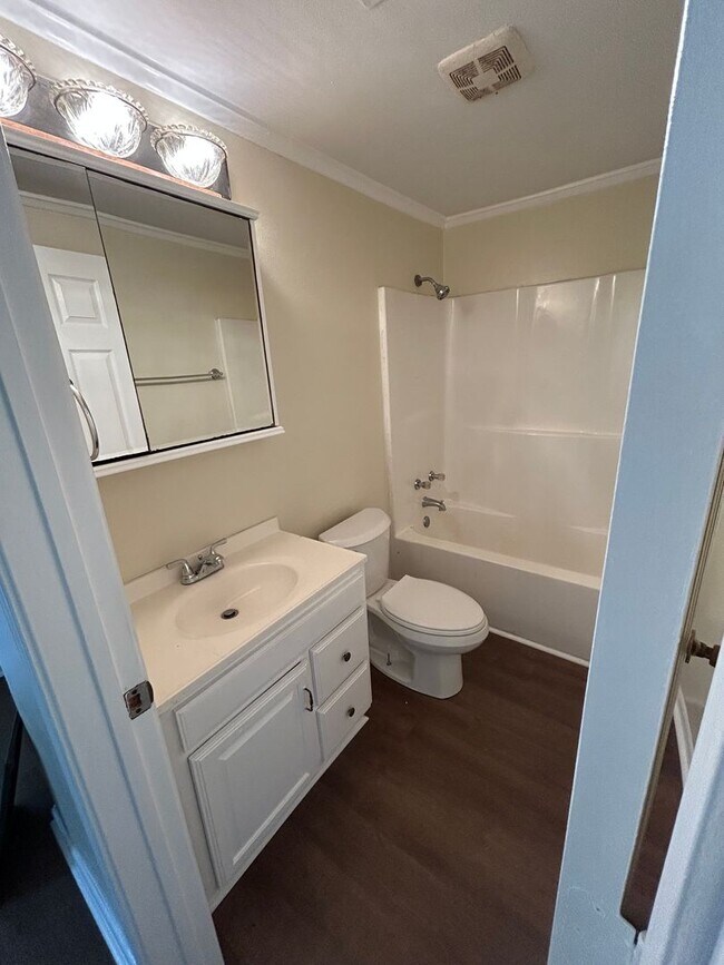 Building Photo - 3 bedroom home 2 full bathroom