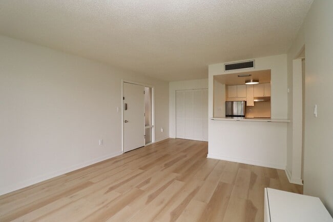 Building Photo - 618 Orange Dr