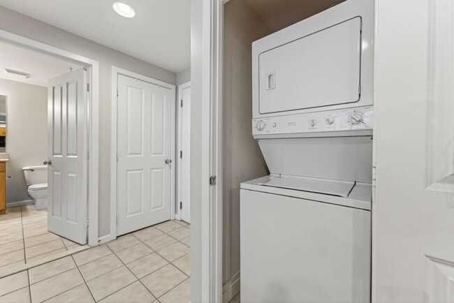 Building Photo - 2220 Fairfax Dr