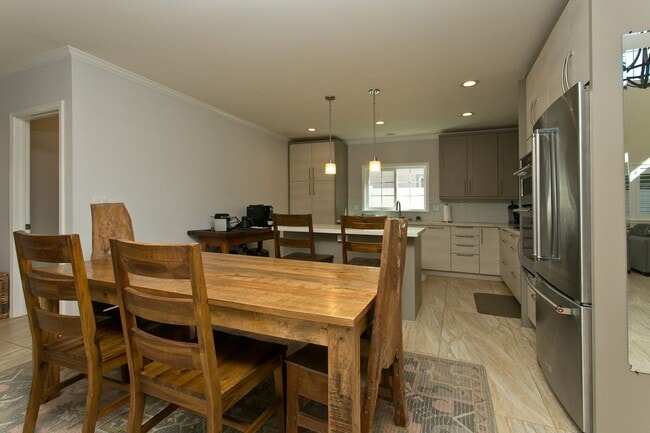 Building Photo - Wonderfully furnished rental - available i...