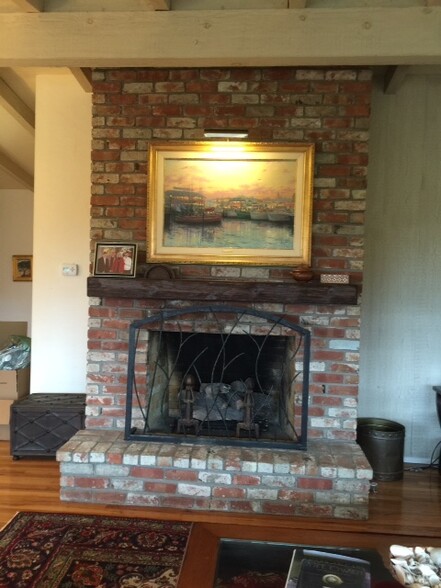Gas Log Fire Place - 3256 Martin Rd