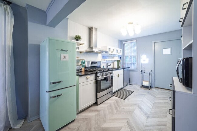 Building Photo - 1411 W Grand Ave