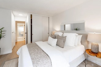 Building Photo - Convenient location to I-280/101 for a qui...