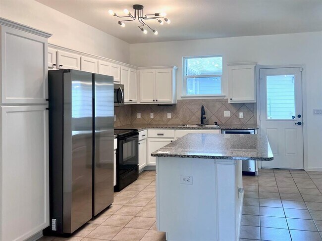 Building Photo - 402 Crater Lake Dr