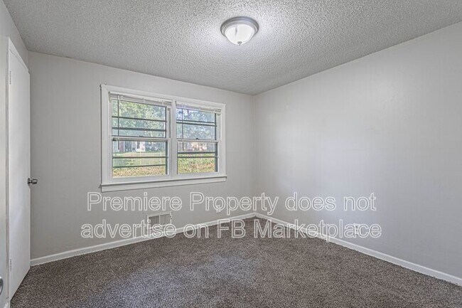 Building Photo - 2503 S Vermont Ave