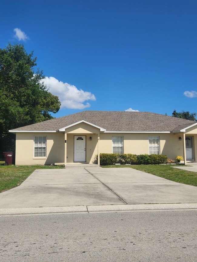 Building Photo - Location...Location..Comfortable 3 Bedroom...