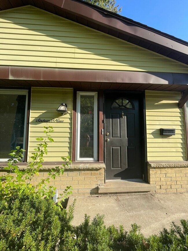 Building Photo - Three Bedroom Home in Sugarbrook Area!