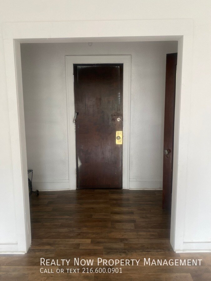 Building Photo - 11871 Lake Ave