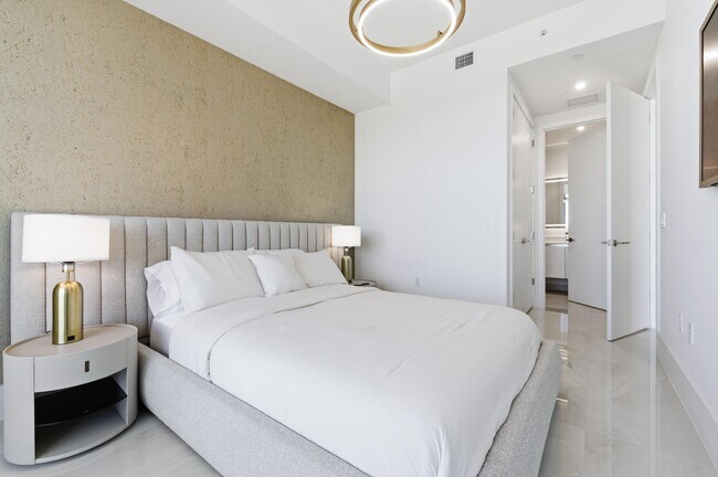 Building Photo - 220 Lake Shore Dr