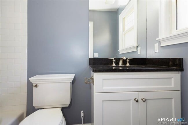 Building Photo - 160 E Elm St