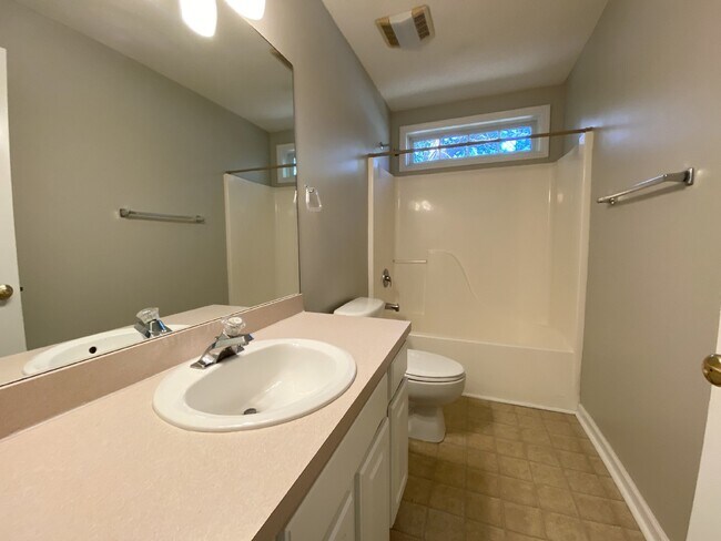 Building Photo - Home in Woodbridge With a Screened Porch a...