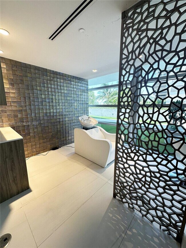 Building Photo - 3100 N Ocean Dr