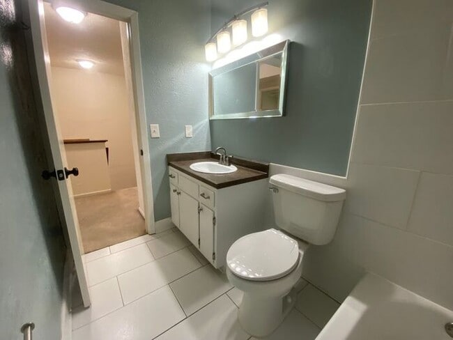 Building Photo - Wonderful Bellevue Condo in Creekside Meadows!