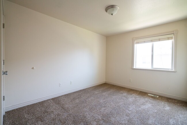 Building Photo - Modern 3 Bed, 2.5 Bath Townhouse - Excelle...