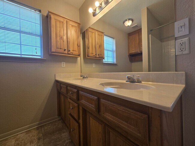 Building Photo - 2305 Amethyst Dr