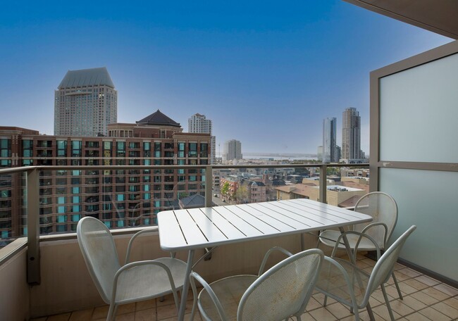 Building Photo - Furnished condo in the heart of San Diego ...