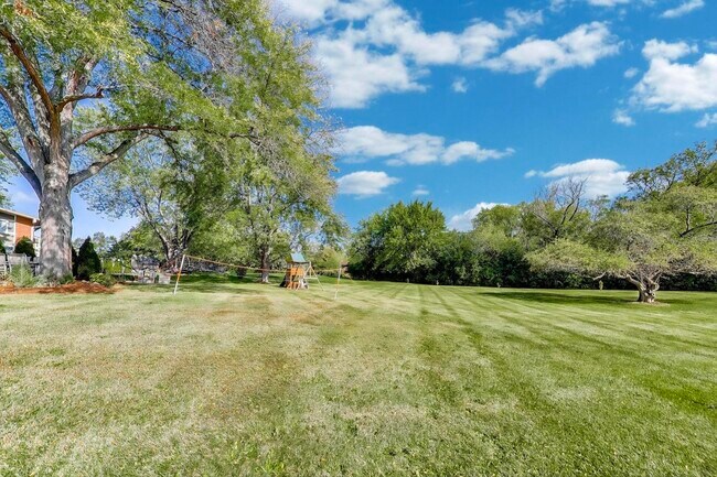 Building Photo - 21301 N Woodland Ave