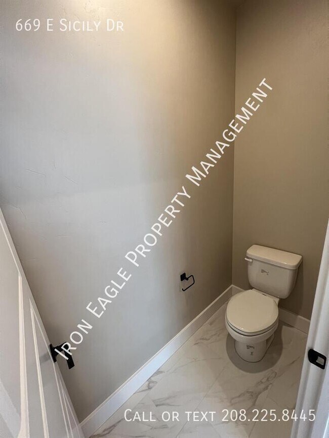 Building Photo - 669 E Sicily Dr