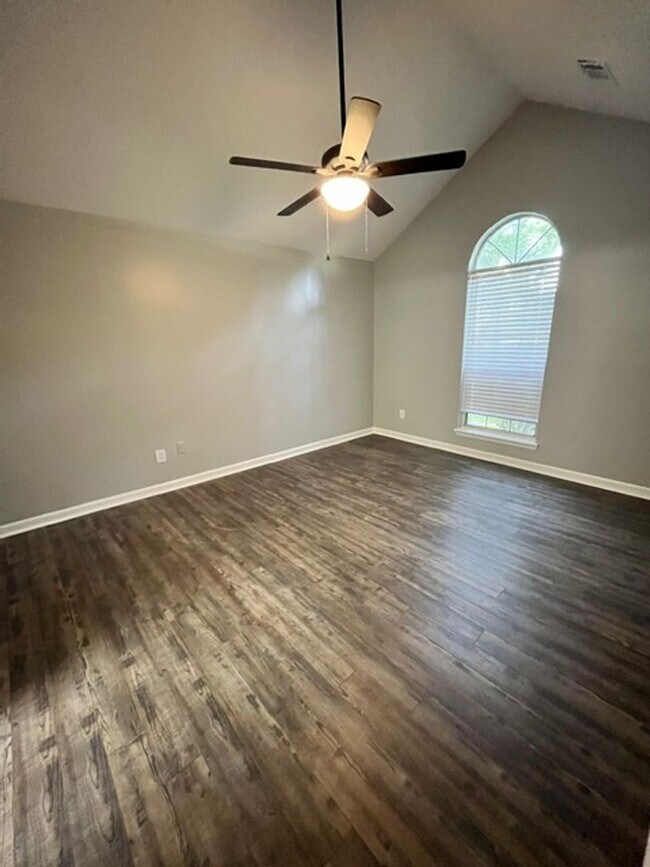 Building Photo - A Stunning Home Awaits in Crestview Plantation!