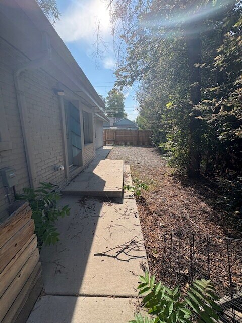 Building Photo - One-Bed Ground Floor Apartment - Edgewater...