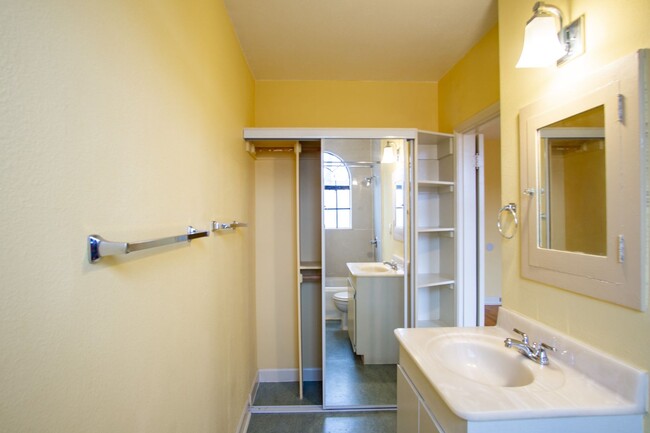Building Photo - RARE Availability: Stunning Studio on Miss...