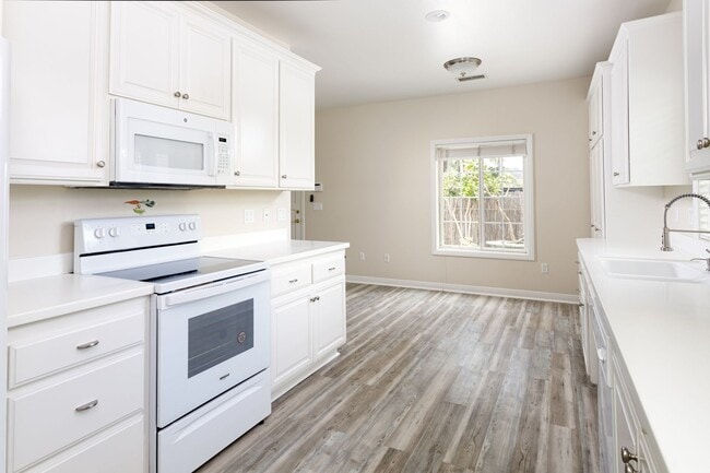 Building Photo - Fire Mountain 1 Bedroom with Private Patio