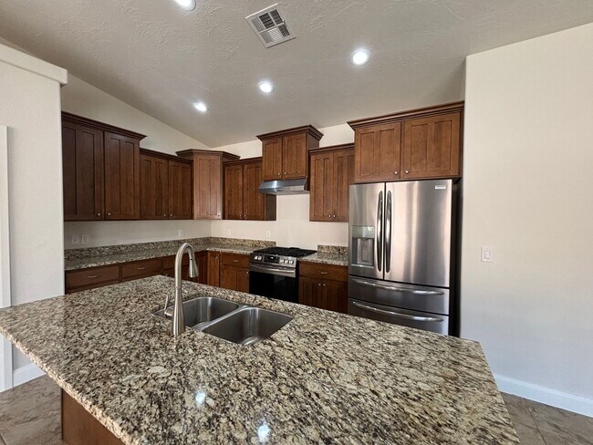 Building Photo - SPACIOUS HOME FOR RENT!