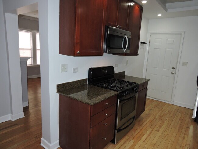 Building Photo - 1346 1/2 W Estes Ave