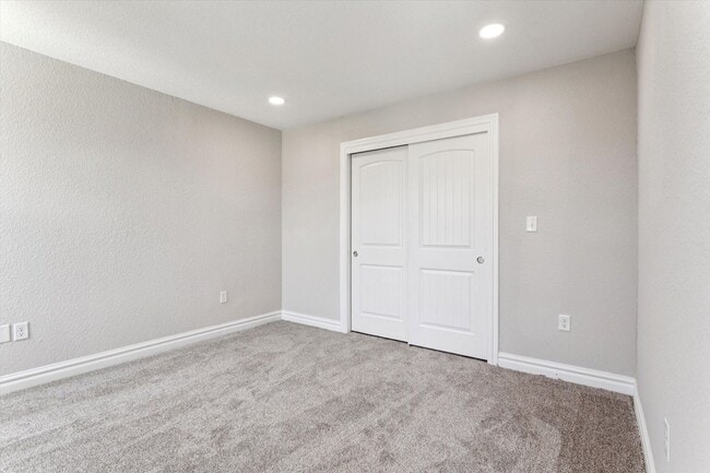 Building Photo - Renovated 5-bedroom 3.5-bathroom home loca...