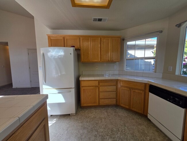 Building Photo - Single story home near CSU Stanislaus!