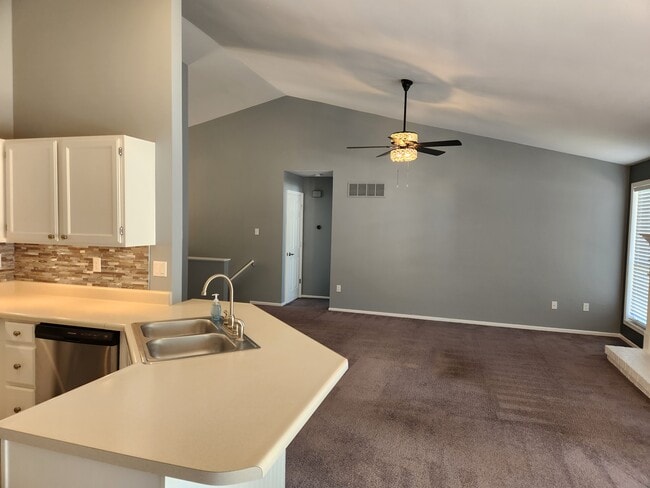 Vaulted ceilings - 2525 Hidden Meadow Ln