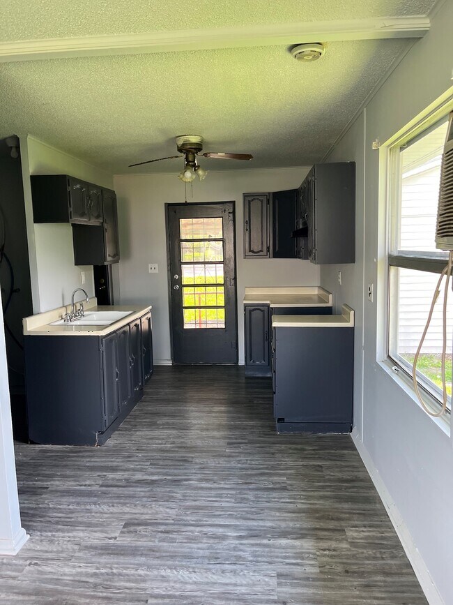 Building Photo - 206 Lindenwood-