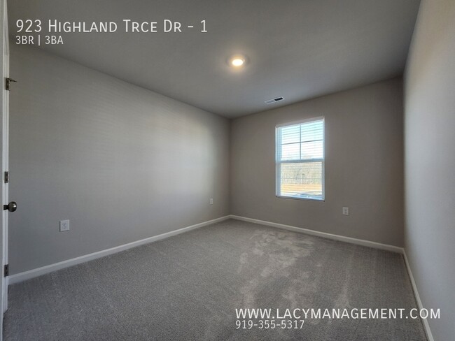 Building Photo - 923 Highland Trce Dr