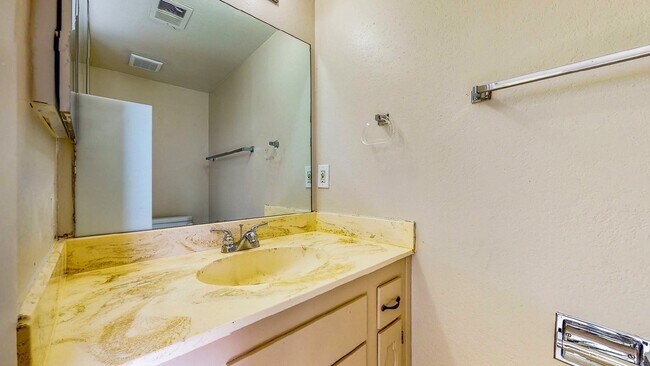 Building Photo - 2 BEDROOM 1 1/2 BATH TOWN HOME